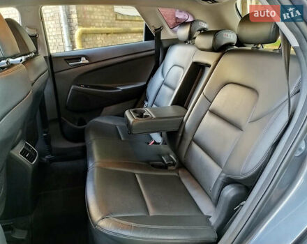 Серый Хендай Туксон, объемом двигателя 2 л и пробегом 97 тыс. км за 21888 $, фото 16 на Automoto.ua