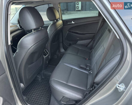 Серый Хендай Туксон, объемом двигателя 2 л и пробегом 130 тыс. км за 22700 $, фото 10 на Automoto.ua