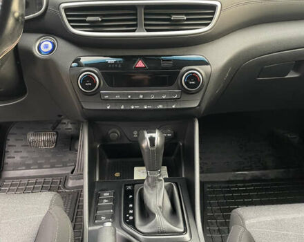 Серый Хендай Туксон, объемом двигателя 2 л и пробегом 140 тыс. км за 19700 $, фото 15 на Automoto.ua