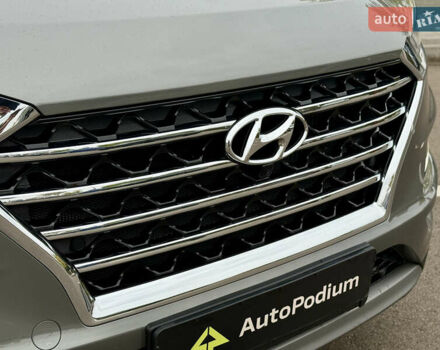 Серый Хендай Туксон, объемом двигателя 2 л и пробегом 28 тыс. км за 32800 $, фото 5 на Automoto.ua