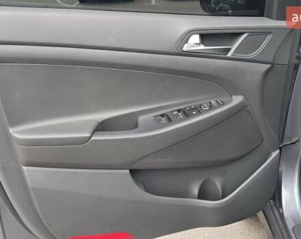 Серый Хендай Туксон, объемом двигателя 2 л и пробегом 135 тыс. км за 24500 $, фото 15 на Automoto.ua