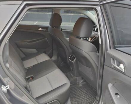 Серый Хендай Туксон, объемом двигателя 2 л и пробегом 60 тыс. км за 19500 $, фото 7 на Automoto.ua