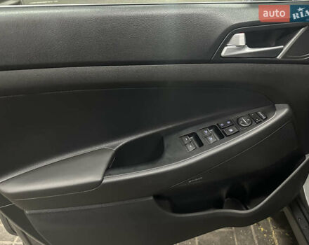 Серый Хендай Туксон, объемом двигателя 2 л и пробегом 28 тыс. км за 30200 $, фото 6 на Automoto.ua