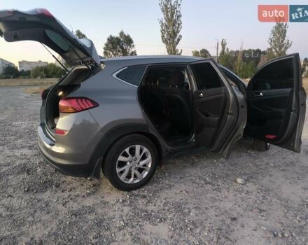Серый Хендай Туксон, объемом двигателя 2 л и пробегом 92 тыс. км за 23500 $, фото 3 на Automoto.ua