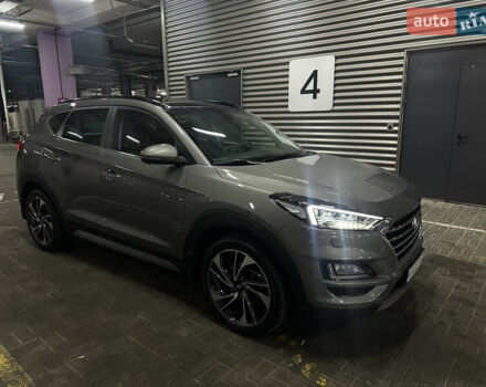 Серый Хендай Туксон, объемом двигателя 2 л и пробегом 28 тыс. км за 30200 $, фото 2 на Automoto.ua