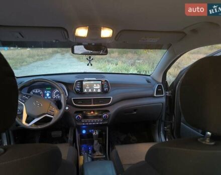 Серый Хендай Туксон, объемом двигателя 2 л и пробегом 92 тыс. км за 23500 $, фото 1 на Automoto.ua