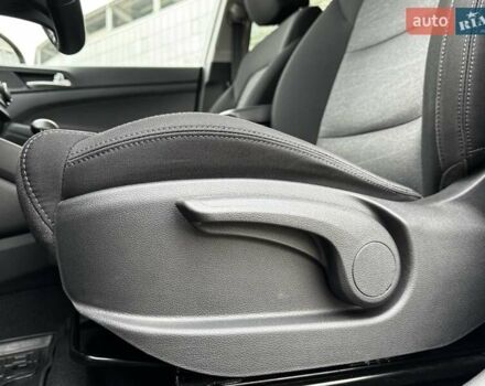 Серый Хендай Туксон, объемом двигателя 2 л и пробегом 32 тыс. км за 22800 $, фото 53 на Automoto.ua