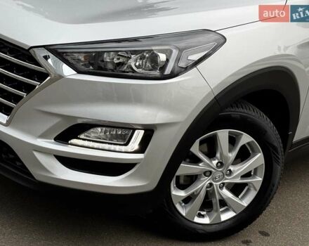 Серый Хендай Туксон, объемом двигателя 2 л и пробегом 32 тыс. км за 22800 $, фото 5 на Automoto.ua