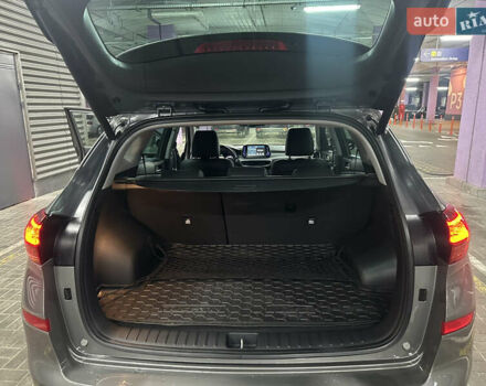 Серый Хендай Туксон, объемом двигателя 2 л и пробегом 28 тыс. км за 30200 $, фото 17 на Automoto.ua