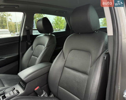 Серый Хендай Туксон, объемом двигателя 2 л и пробегом 28 тыс. км за 32800 $, фото 21 на Automoto.ua