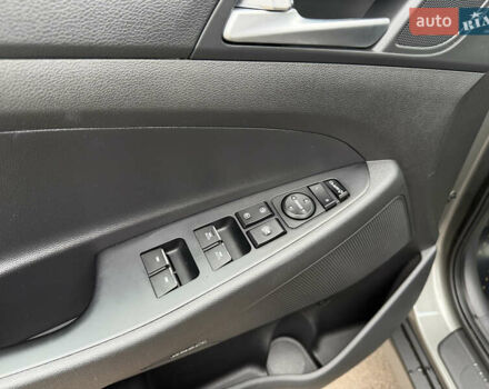 Серый Хендай Туксон, объемом двигателя 2 л и пробегом 28 тыс. км за 32800 $, фото 26 на Automoto.ua