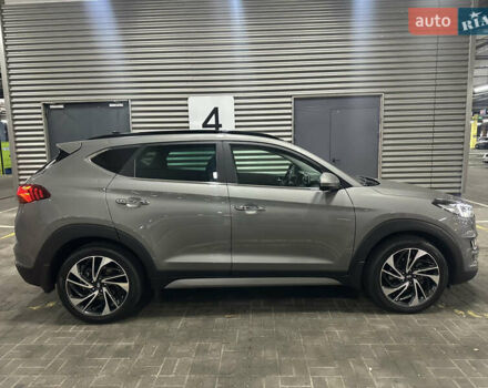 Серый Хендай Туксон, объемом двигателя 2 л и пробегом 28 тыс. км за 30200 $, фото 3 на Automoto.ua
