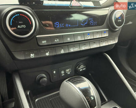 Серый Хендай Туксон, объемом двигателя 2 л и пробегом 28 тыс. км за 32800 $, фото 41 на Automoto.ua