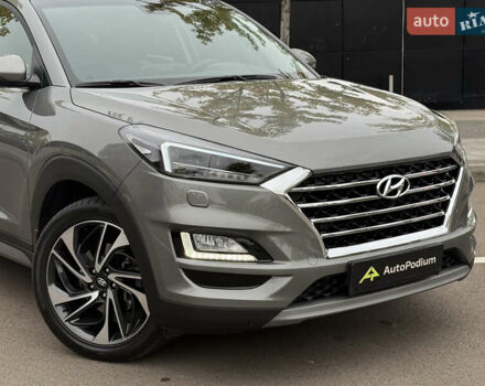 Серый Хендай Туксон, объемом двигателя 2 л и пробегом 28 тыс. км за 32800 $, фото 2 на Automoto.ua