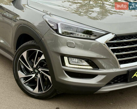 Серый Хендай Туксон, объемом двигателя 2 л и пробегом 28 тыс. км за 32800 $, фото 3 на Automoto.ua