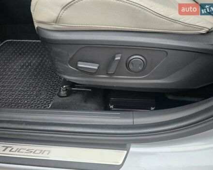 Серый Хендай Туксон, объемом двигателя 2 л и пробегом 39 тыс. км за 30500 $, фото 17 на Automoto.ua