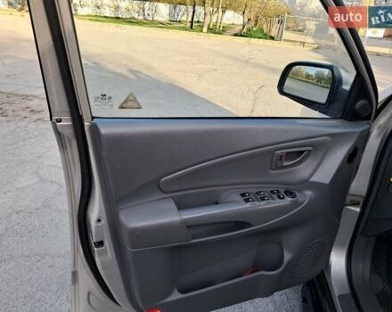 Серый Хендай Туксон, объемом двигателя 2 л и пробегом 290 тыс. км за 7500 $, фото 1 на Automoto.ua