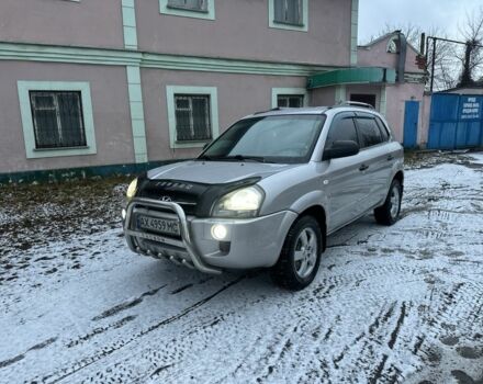 Серый Хендай Туксон, объемом двигателя 2 л и пробегом 237 тыс. км за 7500 $, фото 1 на Automoto.ua