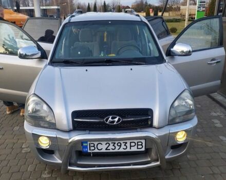 Серый Хендай Туксон, объемом двигателя 2 л и пробегом 320 тыс. км за 6400 $, фото 1 на Automoto.ua