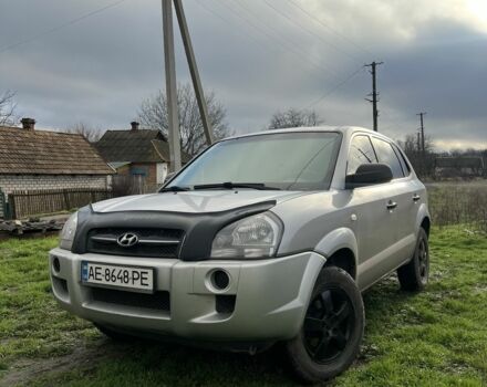 Серый Хендай Туксон, объемом двигателя 2 л и пробегом 262 тыс. км за 6500 $, фото 1 на Automoto.ua
