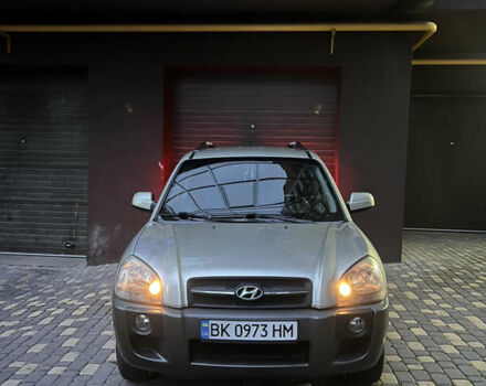 Хендай Туксон 2005 у Вінниці на Automoto.ua Сірий Хендай Туксон, об'ємом двигуна 2 л та пробігом 285 тис. км за 6500 $, фото 1 на Automoto.ua