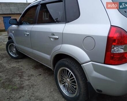 Сірий Хендай Туксон, об'ємом двигуна 1.98 л та пробігом 250 тис. км за 7300 $, фото 1 на Automoto.ua