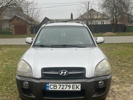 Серый Хендай Туксон, объемом двигателя 1.98 л и пробегом 269 тыс. км за 7300 $, фото 1 на Automoto.ua