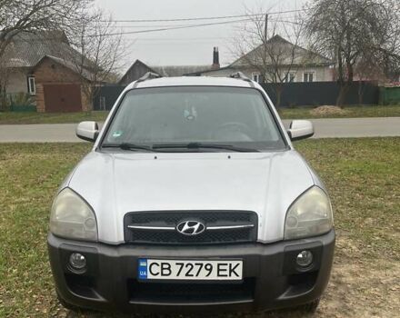 Серый Хендай Туксон, объемом двигателя 1.98 л и пробегом 269 тыс. км за 7300 $, фото 1 на Automoto.ua