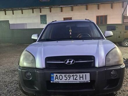 Серый Хендай Туксон, объемом двигателя 2 л и пробегом 320 тыс. км за 6400 $, фото 1 на Automoto.ua