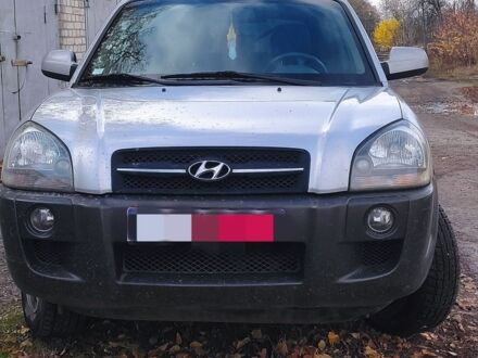 Серый Хендай Туксон, объемом двигателя 2 л и пробегом 264 тыс. км за 4500 $, фото 1 на Automoto.ua