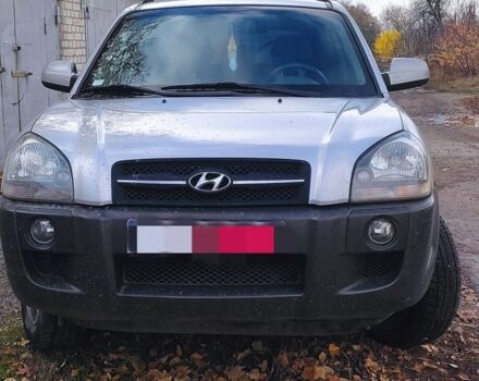 Серый Хендай Туксон, объемом двигателя 2 л и пробегом 264 тыс. км за 4500 $, фото 1 на Automoto.ua