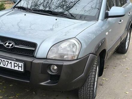 Серый Хендай Туксон, объемом двигателя 2 л и пробегом 177 тыс. км за 7700 $, фото 1 на Automoto.ua