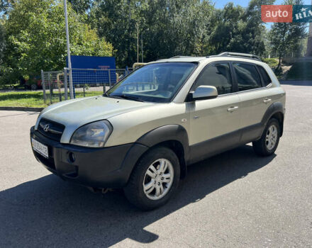 Серый Хендай Туксон, объемом двигателя 1.98 л и пробегом 220 тыс. км за 8000 $, фото 1 на Automoto.ua