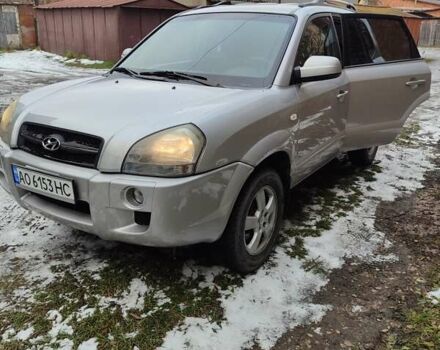 Серый Хендай Туксон, объемом двигателя 1.98 л и пробегом 259 тыс. км за 7700 $, фото 1 на Automoto.ua