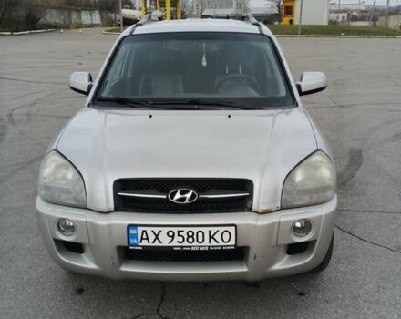 Серый Хендай Туксон, объемом двигателя 1.98 л и пробегом 244 тыс. км за 6500 $, фото 1 на Automoto.ua
