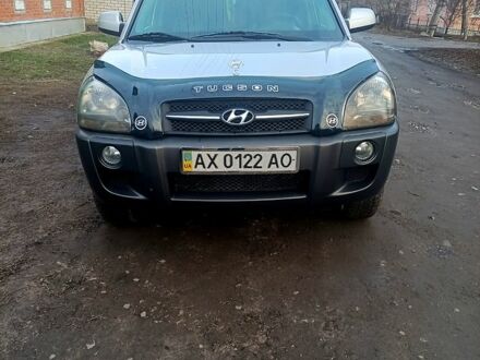 Серый Хендай Туксон, объемом двигателя 2 л и пробегом 300 тыс. км за 7000 $, фото 1 на Automoto.ua
