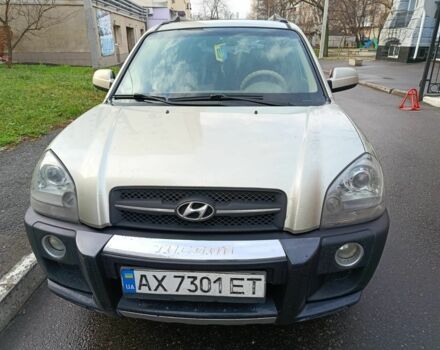 Серый Хендай Туксон, объемом двигателя 2 л и пробегом 285 тыс. км за 7600 $, фото 1 на Automoto.ua