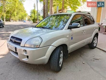 Хендай Туксон 2006 в Николаеве на Automoto.ua Серый Хендай Туксон, объемом двигателя 2 л и пробегом 277 тыс. км за 8000 $, фото 1 на Automoto.ua