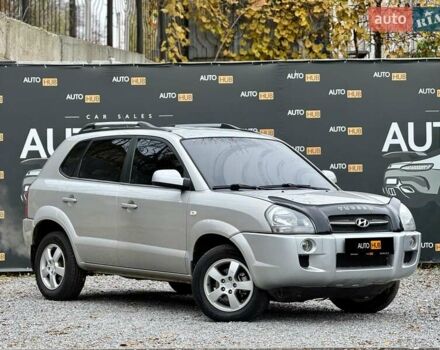 Серый Хендай Туксон, объемом двигателя 1.98 л и пробегом 241 тыс. км за 7700 $, фото 1 на Automoto.ua