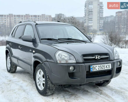 Серый Хендай Туксон, объемом двигателя 2 л и пробегом 200 тыс. км за 6750 $, фото 1 на Automoto.ua