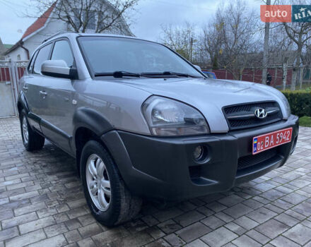Серый Хендай Туксон, объемом двигателя 2 л и пробегом 105 тыс. км за 6990 $, фото 1 на Automoto.ua