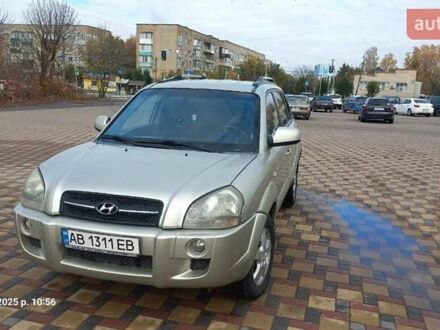 Серый Хендай Туксон, объемом двигателя 1.99 л и пробегом 303 тыс. км за 6500 $, фото 1 на Automoto.ua