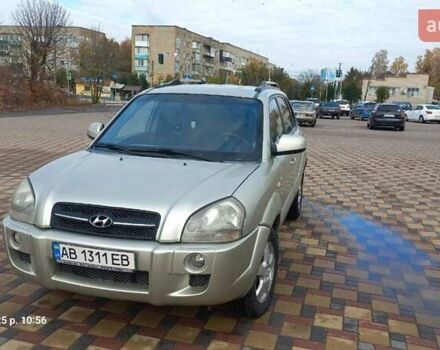 Серый Хендай Туксон, объемом двигателя 1.99 л и пробегом 303 тыс. км за 6500 $, фото 1 на Automoto.ua