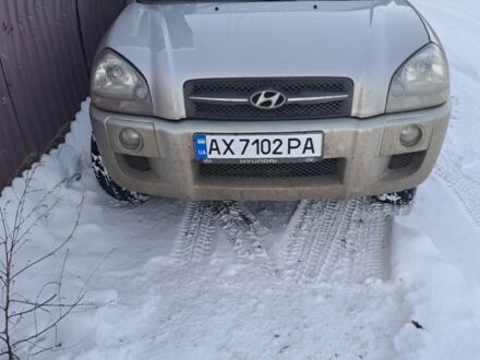 Сірий Хендай Туксон, об'ємом двигуна 2 л та пробігом 240 тис. км за 3950 $, фото 1 на Automoto.ua