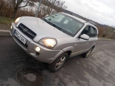 Серый Хендай Туксон, объемом двигателя 2 л и пробегом 299 тыс. км за 3500 $, фото 1 на Automoto.ua