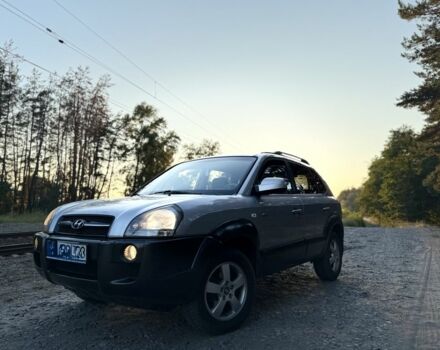 Сірий Хендай Туксон, об'ємом двигуна 2 л та пробігом 260 тис. км за 3650 $, фото 1 на Automoto.ua