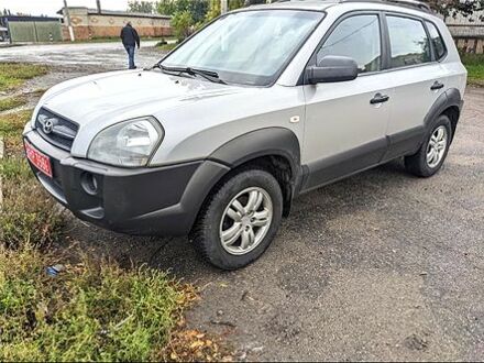 Хендай Туксон 2006 у Ромнах на Automoto.ua Сірий Хендай Туксон, об'ємом двигуна 2 л та пробігом 167 тис. км за 7000 $, фото 1 на Automoto.ua