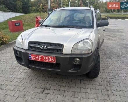 Серый Хендай Туксон, объемом двигателя 1.98 л и пробегом 168 тыс. км за 7500 $, фото 1 на Automoto.ua