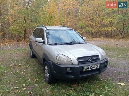 Серый Хендай Туксон, объемом двигателя 1.98 л и пробегом 312 тыс. км за 6000 $, фото 1 на Automoto.ua