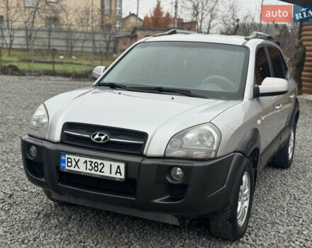 Серый Хендай Туксон, объемом двигателя 1.98 л и пробегом 241 тыс. км за 7000 $, фото 1 на Automoto.ua